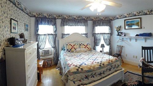 The Young House Bed And Breakfast Millinocket Exterior photo